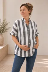 Camisa a rayas verticales grises y blancas, de manga corta con vuelta, cuello mao y cierre frontal de botones. Diseño oversize ideal para maternidad y lactancia.
