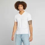 Camiseta blanca de cuello en V y manga corta, corte recto y tejido elástico.