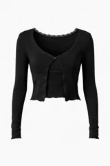Conjunto de dos piezas compuesto por un cardigan de manga larga con detalle de encaje en el cuello y un top de tirantes con escote en V y detalle de encaje. Ambas prendas son de color marrón y presentan un diseño ajustado con terminaciones onduladas.