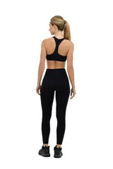 Top deportivo negro con escote redondo y espalda deportiva.