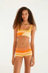 Top de bikini tejido a crochet con diseño a rayas horizontales en tonos amarillo, naranja y rosa.
