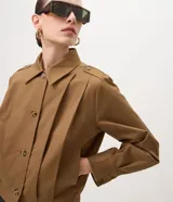 Campera corta y liviana de color marrón, con cuello clásico, cierre frontal con botones y mangas largas con puños ajustables.