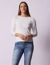 Buzo tejido en hilado fino color blanco, marca Vila Milano. Manga ¾ con pliegue en hombro.