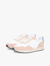 Zapatillas estilo runner Tommy Hilfiger confeccionadas en materiales mixtos de cuero y textil. Presentan una combinación de colores blanco, detalles en rosado y celeste en la parte trasera, con suela tonal y cordones frontales.