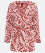 Cárdigan largo de punto con estampado geométrico en tonos rojo y blanco, manga larga, lazo en la cintura y abertura frontal sin botones.