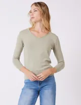 Buzo de tejido fino con escote en V y mangas tres cuartos. Presenta un diseño liso y entallado, ideal para un look casual y versátil.