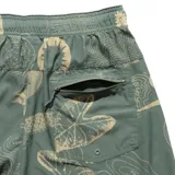 Short de baño verde de Roark modelo Serrano, con estampado gráfico en tonos claros, cintura elástica con cordón de ajuste y bolsillos laterales.