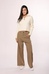 Pantalon sastrero de corte recto y tiro alto, con pretina ancha, cierre frontal con botón y bolsillos laterales.