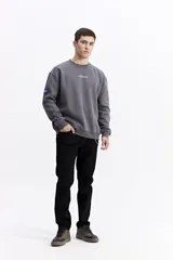 Buzo de algodón color crema, corte oversize, con escote redondo y puños. Presenta un estampado gráfico grande en la espalda con un globo aerostático y texto que incluye "SOME PEOPLE MIGHT THINK I'M WEIRD BUT, I DON'T CARE" y otros símbolos gráficos.