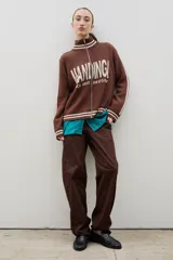 Pantalón de gabardina con corte barrel, diseño holgado y tiro medio. Cuenta con cierre frontal y bolsillos laterales.