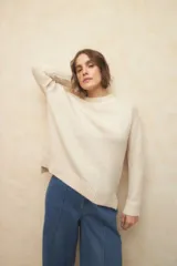 Polera marrón de tejido de punto, con cuello alto y mangas largas.