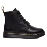 Botas de caña media Dr. Martens modelo Brookline, confeccionadas en cuero negro con acabado ceroso. Presentan cierre de cordones con seis ojales, suela gruesa con costuras amarillas visibles y tirador característico en el talón.