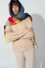 Bufanda larga con diseño de cuadros grandes en color verde y lila, con flecos en los extremos.