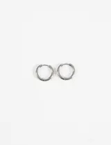 Par de aros tipo argolla pequeños de acero quirúrgico hipoalergénico, color plateado.