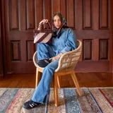 Sobre de mano de símil cuero con diseño de franjas diagonales en negro, blanco y marrón. Cuenta con cierre metálico frontal, bolsillo interior con cierre y otro abierto con división. Incluye correa desmontable para usar como bandolera.