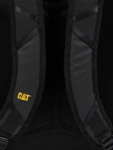 Mochila negra Caterpillar modelo Utility X Backpack, con compartimento principal, bolsillo acolchado para notebook, bolsillos interiores organizadores y detalles en color amarillo en las correas frontales.