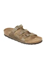 Sandalias Birkenstock modelo Florida, color marrón tabaco, con tres tiras ajustables con hebillas metálicas y plantilla anatómica de corcho y látex.