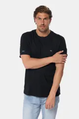 Remera básica de algodón color azul marino, de manga corta, con cuello redondo y logo bordado en el frente.