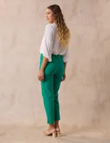 Pantalón verde esmeralda de gabardina elastizada, marca Zac & Rachel, de corte recto con pretina ancha pespunteada y largo al tobillo. Presenta bolsillos simulados.
