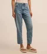 Pantalón mom de jeans con efecto mármol, bolsillos al frente y espalda.