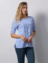 Remera de algodón a rayas horizontales blancas y negras, con cuello redondo y mangas cortas con aberturas entrelazadas.