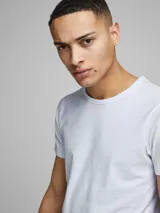 Remera básica de manga corta y cuello redondo, con corte ajustado al cuerpo.