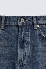 Pantalón jeans straight ankle fit de tiro medio, confeccionado en denim de algodón con efecto lavado. Presenta diseño de cinco bolsillos y cierre frontal con cremallera y botón.