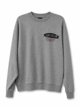 Buzo de cuello redondo en color gris melange, con diseño estampado en el pecho que incluye texto en tipografía negra y roja.