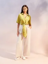 Camisa corta con estampado de cebra en blanco y negro, cuello camisero, escote en V y nudo frontal.