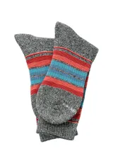 Medias de caña media con tejido grueso, color gris jaspeado con franjas horizontales en tonos rojo y celeste.