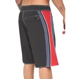 Boardshort Quiksilver Mercury de 21 pulgadas, color negro con costuras blancas a la vista y franjas laterales en tonos gris y rojo. Cuenta con cintura ajustable mediante cordón.