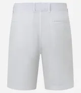 Bermuda de hombre en lino color gris claro, de corte recto, con textura discreta, bolsillos laterales y cierre frontal con botón y cremallera.