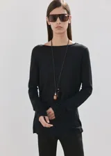 Chaleco de punto fino semitransparente color negro, con diseño recto, cuello redondo y manga larga. Presenta espalda abierta y drapeada, sin cierre.