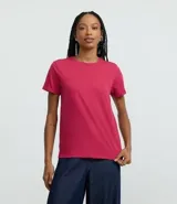Remera de cuello redondo y manga corta con detalle de dobladillo en las mangas. Confeccionada en tejido de algodón suave y ligero, con un corte clásico y versátil.