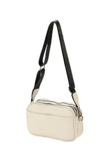 Bandolera Aurea de poliuretano símil cuero color negro, con diseño rectangular y bolsillo frontal externo. Cuenta con cierre superior y correa ajustable.