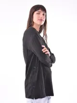 Remera verde oliva de tejido de punto acanalado, con cuello redondo y mangas largas. Detalle de botones en el lateral.