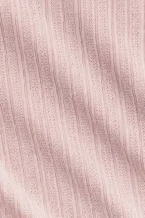 Top ajustado de punto acanalado con cuello alto y mangas largas con terminación acampanada.