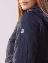 Campera capitoneada azul marino con capucha desmontable, cierre frontal con botones a presión y bolsillos laterales con cierre.