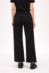 Pantalon jean de corte recto y tiro alto, color blanco, con ruedo deshilachado.