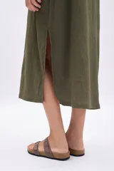 Vestido midi verde con textura, de corte recto y holgado, con cuello redondo y mangas cortas.