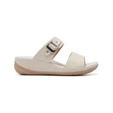 Sandalia casual color beige con dos tiras, una con hebilla y otra con textura.