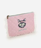 Neceser tipo sobre de color rosado con estampado de lunares blancos, ilustración de un gato con rodajas de pepino en los ojos y la frase "just chill". Cuenta con acabado acolchado matelaseado, volados de encaje blanco en los laterales y cierre superior con tirador en forma de corazón.