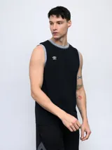 Musculosa deportiva Umbro color negro con cuello y sisas en gris. Presenta el logo de la marca bordado en el pecho.
