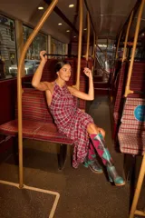 Botas de caña alta con diseño geométrico en tonos turquesa, magenta y gris. Confeccionadas en gamuza y cuero, con taco bajo y cierre lateral.