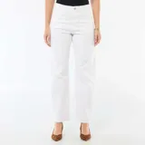 Pantalón denim blanco de corte barrel, silueta relajada con piernas levemente curvas y tiro medio-alto, con bolsillos clásicos.