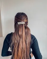 Broche plateado rectangular para el pelo.