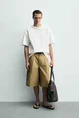 Sudadera de corte relajado confeccionada en tejido técnico interlock con mezcla de algodón, cuello redondo y manga corta.