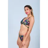 Bikini de diseño tropical con estampado de hibiscos y piñas sobre fondo negro. El top es de estilo triángulo con tiras cruzadas en el torso y la bombacha es de corte tanga con tiras laterales en color coral.