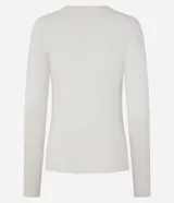 Suéter ajustado de punto color crema, con cuello redondo y mangas largas con botones metálicos en los puños. Confeccionado con viscosa sostenible.