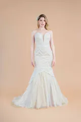 Vestido de novia corte sirena, color marfil, con escote corazón y bordados de tul con forro color nude.